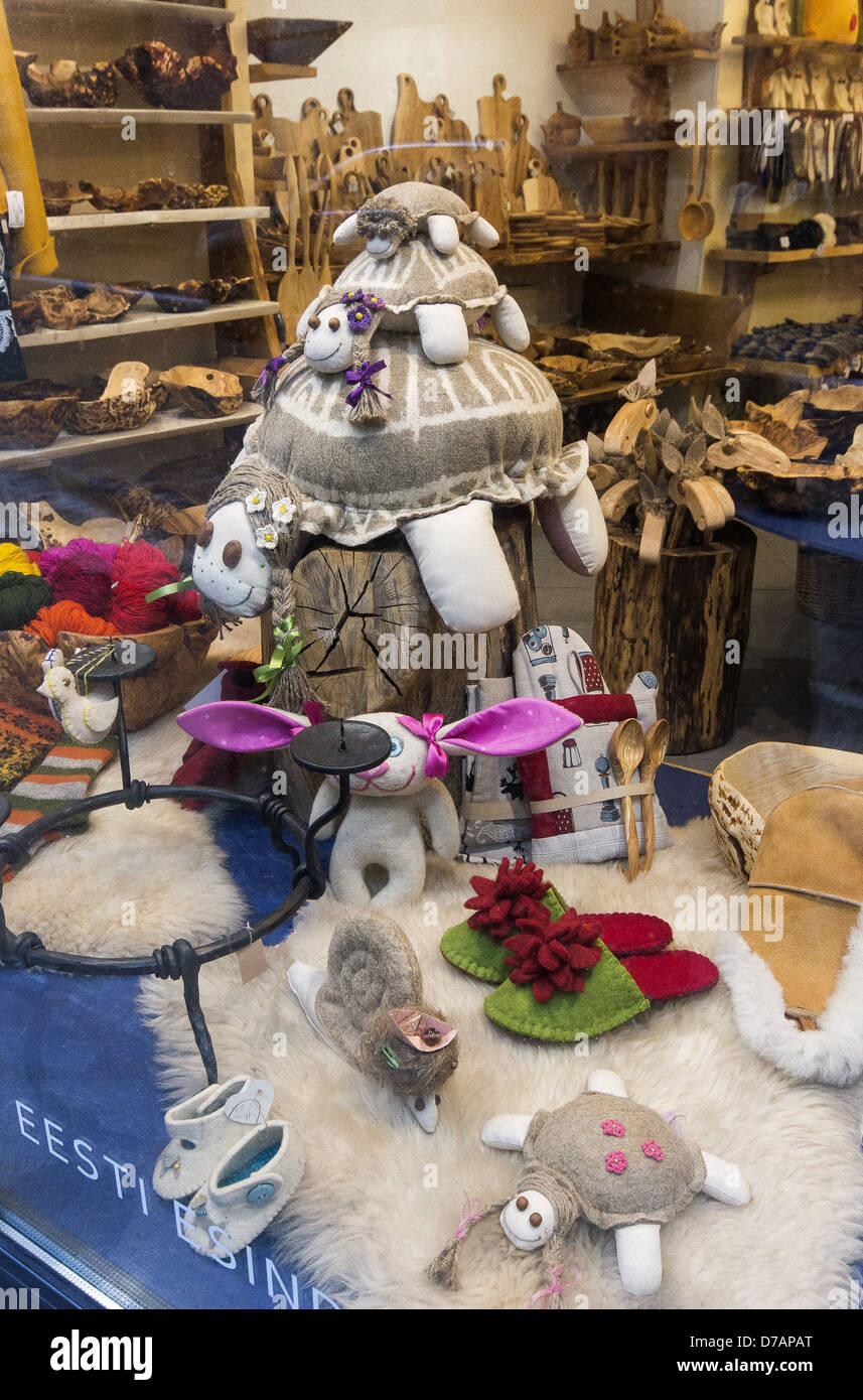 Vitrine de l'affichage de l'artisanat traditionnel de la main de l'Estonie dans la vieille ville de Tallinn, Estonie Banque D'Images