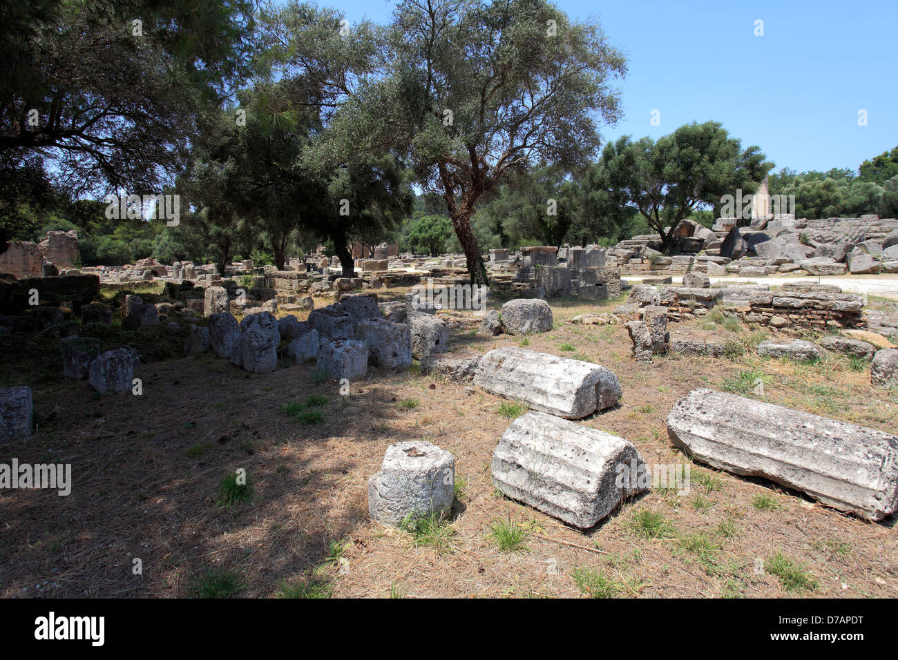 Vue sur le Temple de Zeus à l'ruiné le centre sportif de l'antique Olympie, Grèce continentale, l'Europe. Banque D'Images