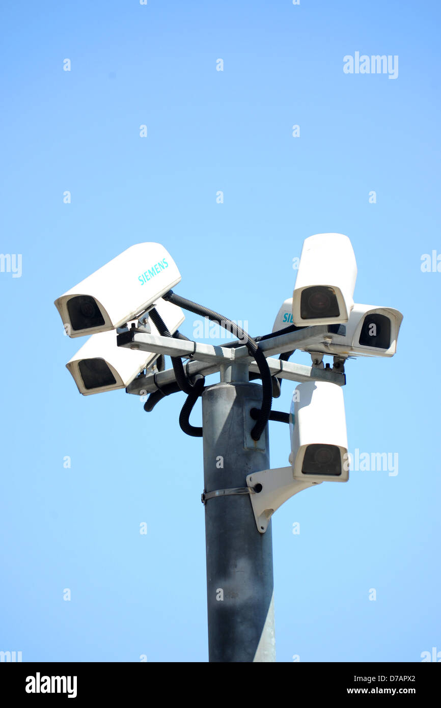 Plusieurs caméras CCTV regroupé avec un fond de ciel bleu. Banque D'Images