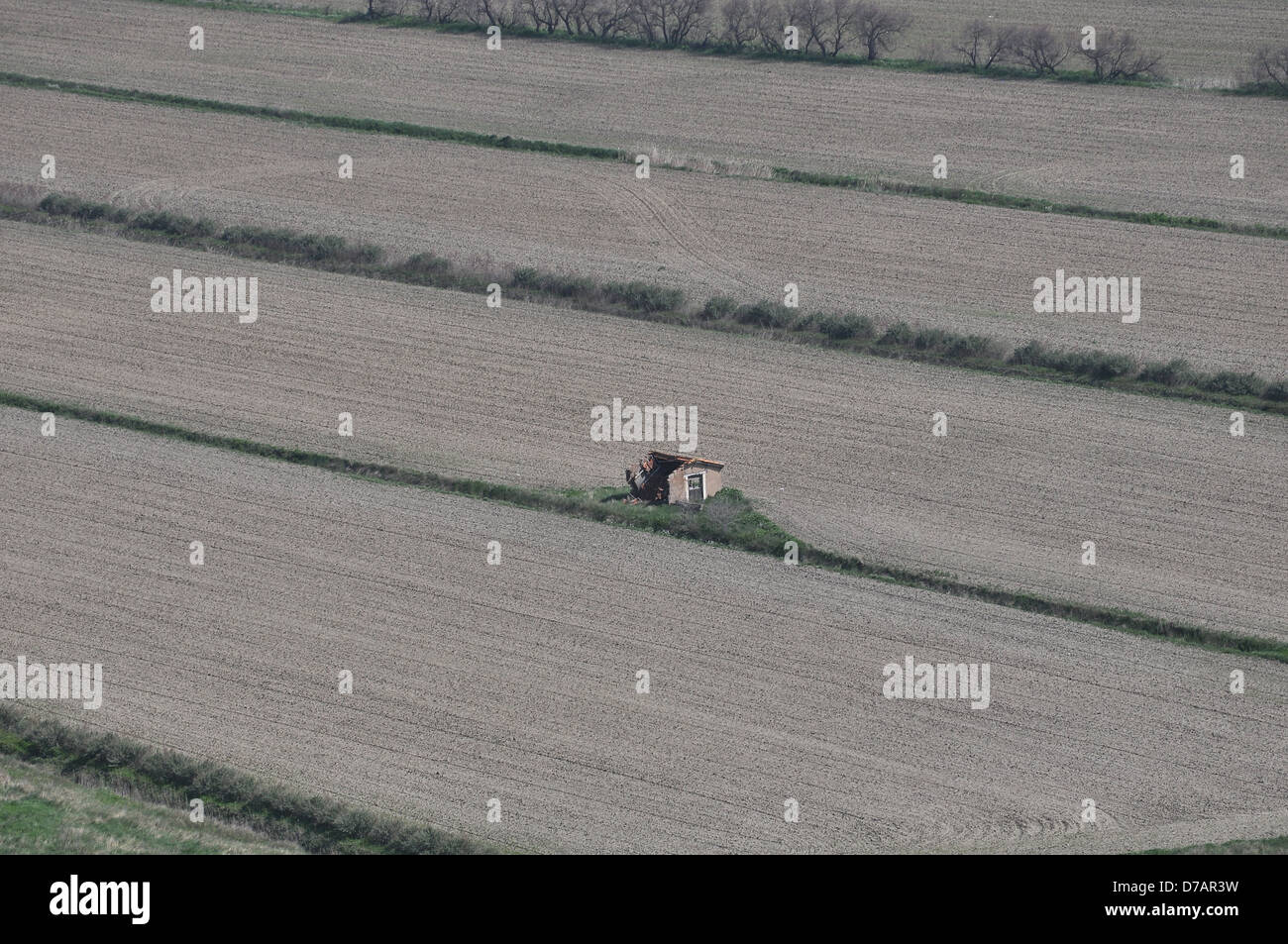 Petite maison isolée de Montady étangs, France Banque D'Images