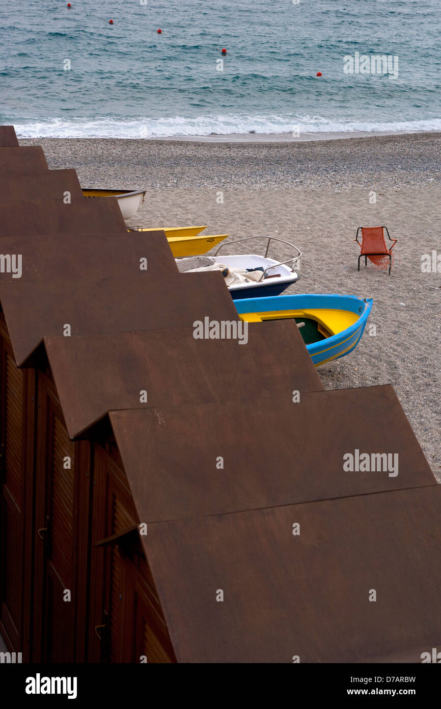 Mer, plage, sable, cabines, bateaux,Spotorno, ligurie, italie Banque D'Images