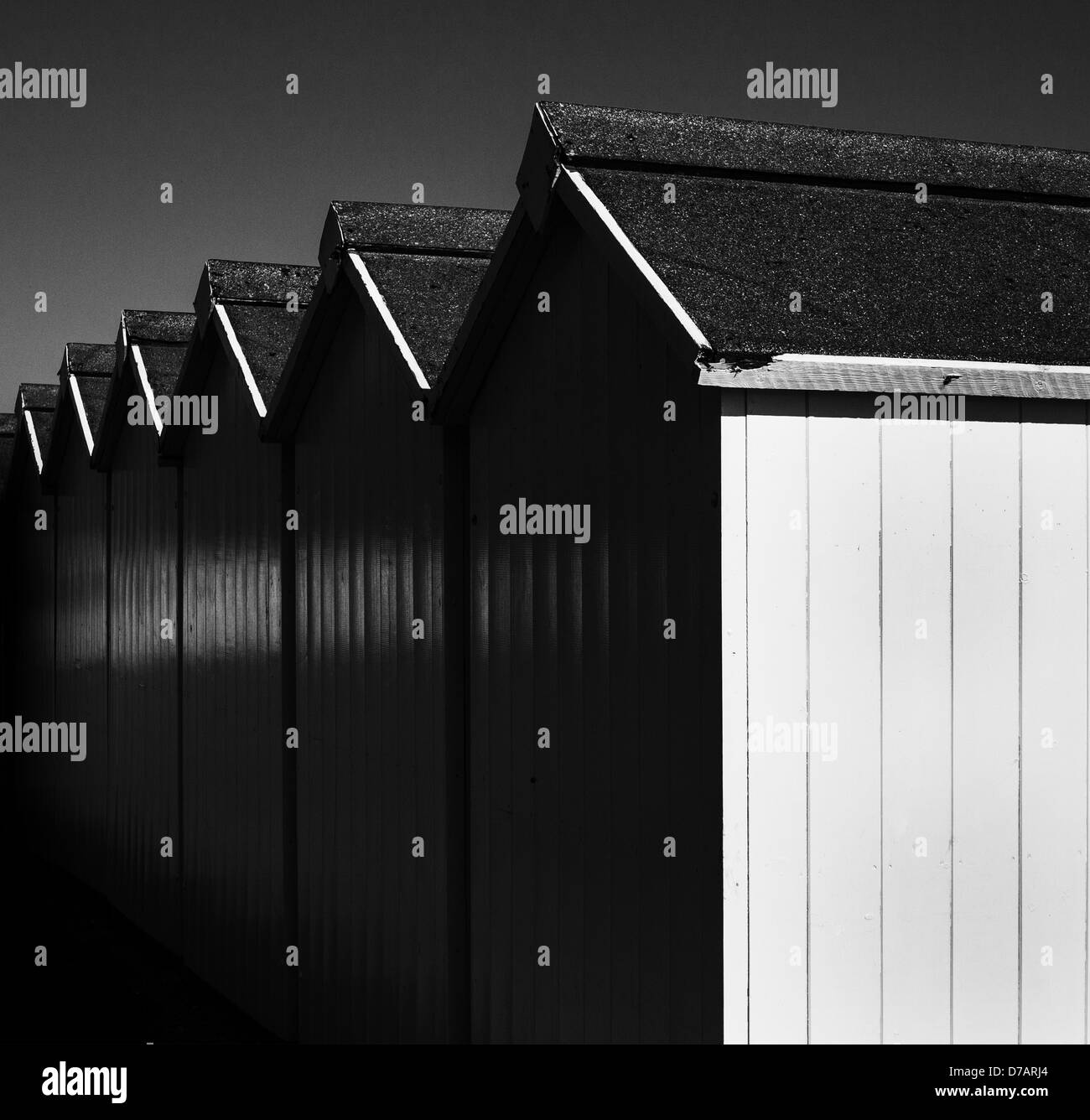 Cabines de plage sur la plage de localisation The en monochrome, Devon, Angleterre Banque D'Images
