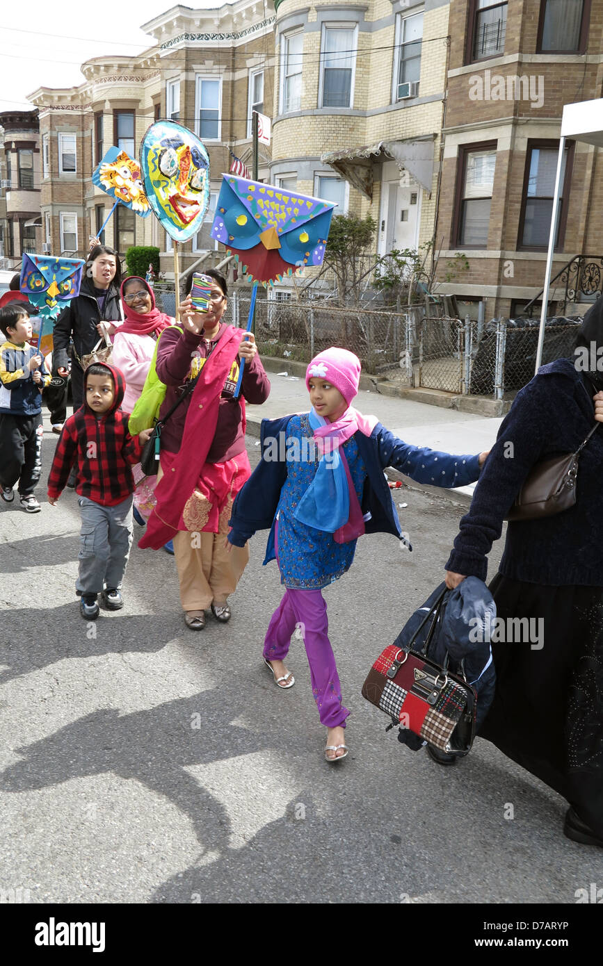 Le festival du Nouvel An bengali et Parade, peu le Bangladesh, section de Kensington, Brooklyn, NY, 2013. Banque D'Images