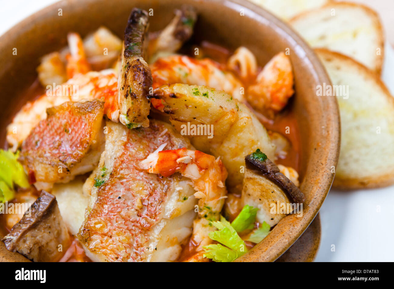 La soupe de poisson avec sauce tomate basilic crevettes espadon Piments à l'ail pain grillé filet de mérou Banque D'Images