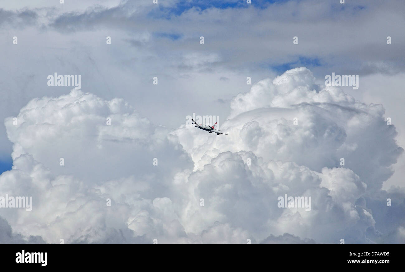 British Airways Boeing 747 avions volant en nuages, Stanwell Moor, Surrey, Angleterre, Royaume-Uni Banque D'Images