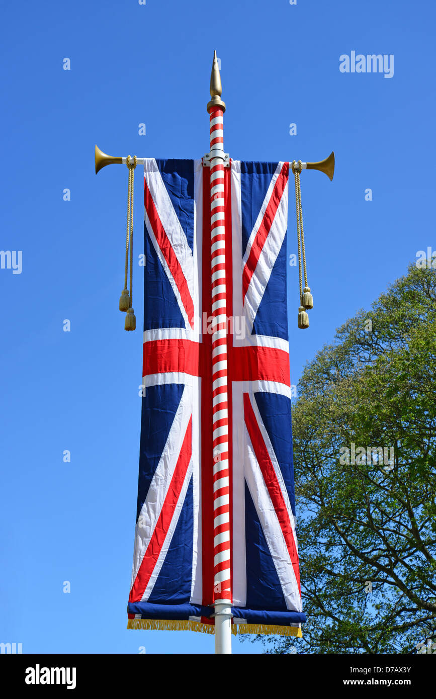Union Jack drapeau sur mât, Thames Street, Windsor, Berkshire, Angleterre, Royaume-Uni Banque D'Images