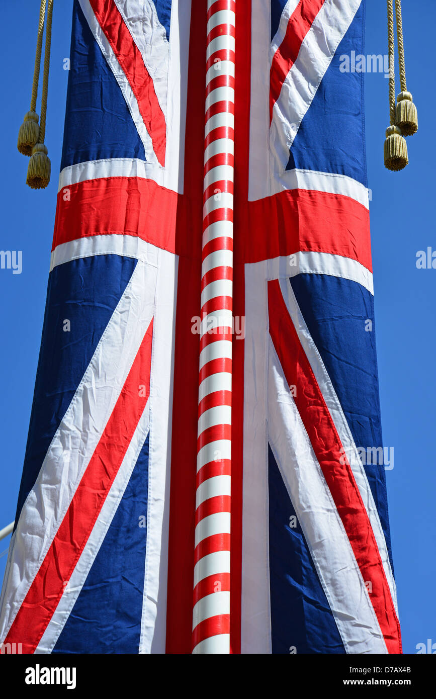 Union Jack drapeau sur mât, Thames Street, Windsor, Berkshire, Angleterre, Royaume-Uni Banque D'Images