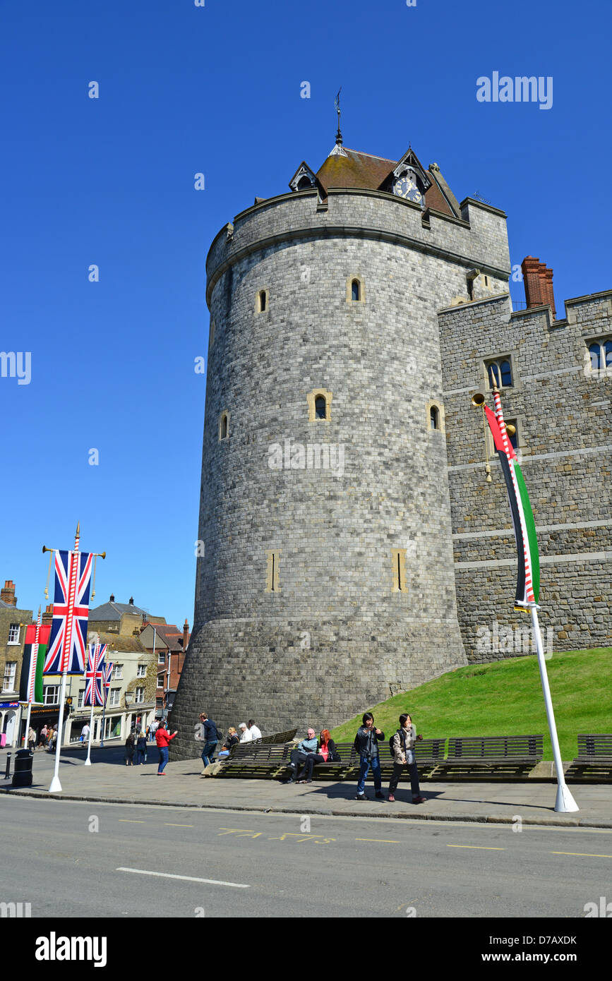 Les murs et la tour du château de Windsor, Thames Street, Windsor, Berkshire, Angleterre, Royaume-Uni Banque D'Images