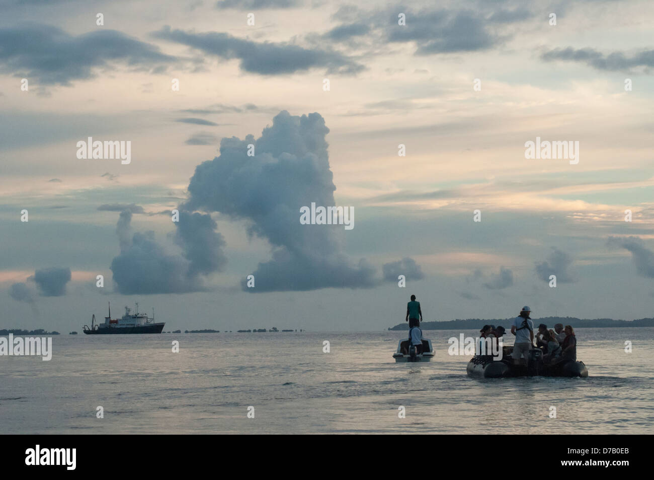 Une expédition partie de croisière au crépuscule retour au navire-mère au large de Kolombangara, dans les Îles Salomon Banque D'Images