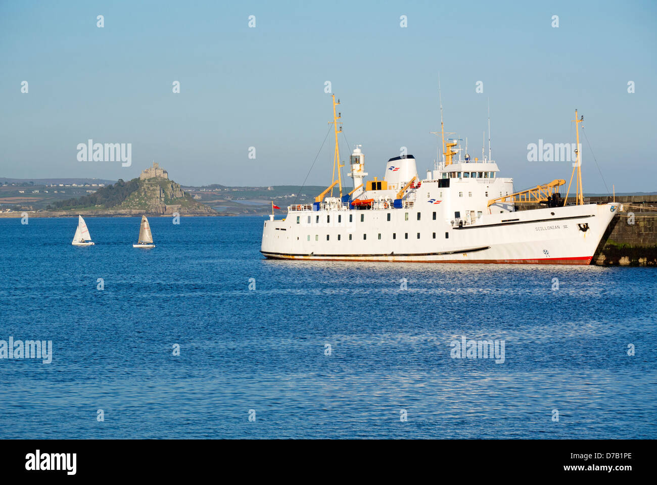 Scillonian III, les îles Scilly, en ferry du port de Penzance avec St Michael's Mount en arrière-plan, Cornwall UK. Banque D'Images