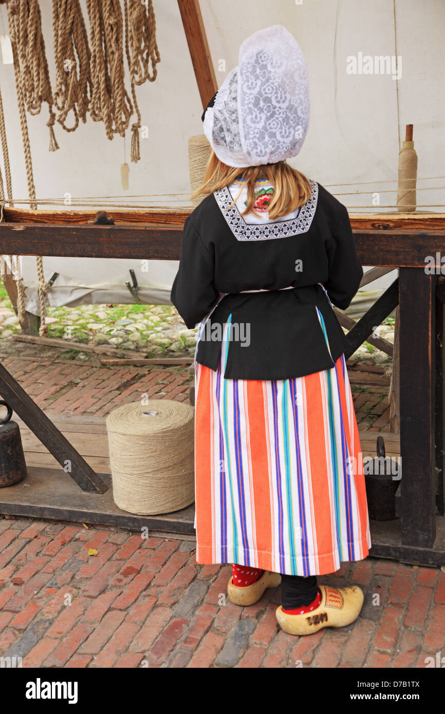 Les Pays-Bas, en Hollande-septentrionale, Enkhuizen Zuiderzeemuseum, a girl  wearing costume folklore néerlandais Photo Stock - Alamy