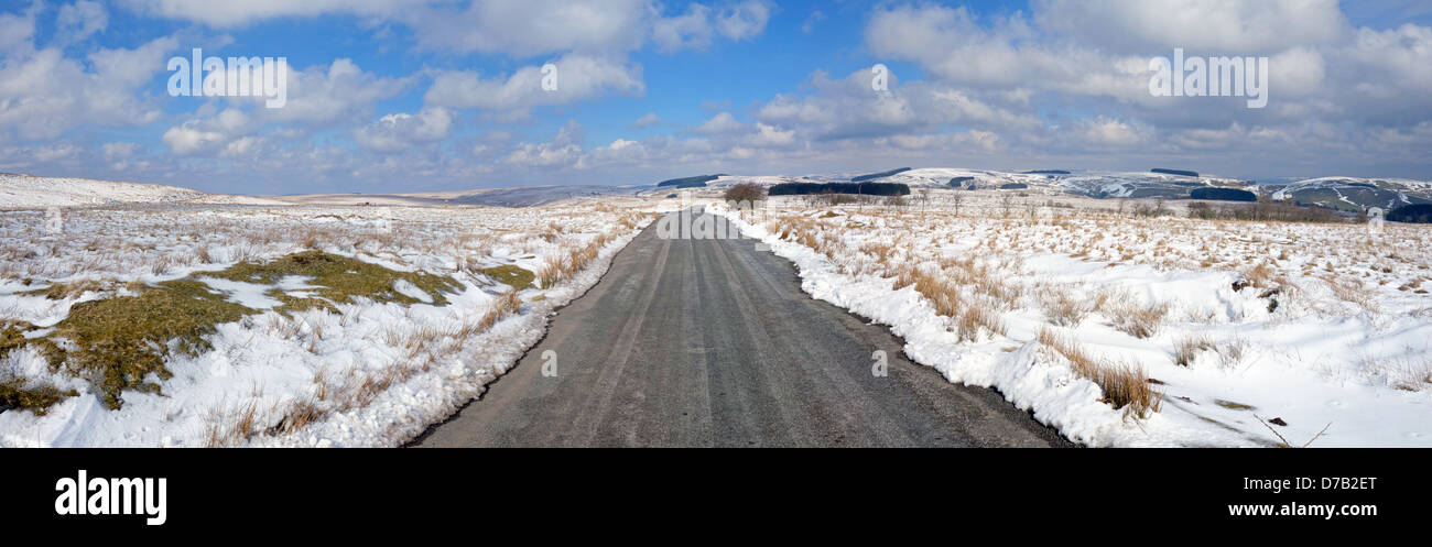 Route de campagne hiver neige panorama, Mynydd Epynt au Pays de Galles, Royaume-Uni Banque D'Images