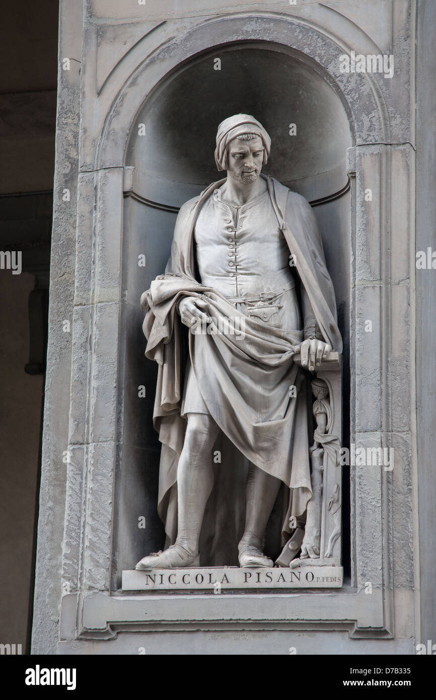 Statue de Niccola Pisano sur façade de Galleria degli Uffizi Musée d'art, Florence, Italie Banque D'Images