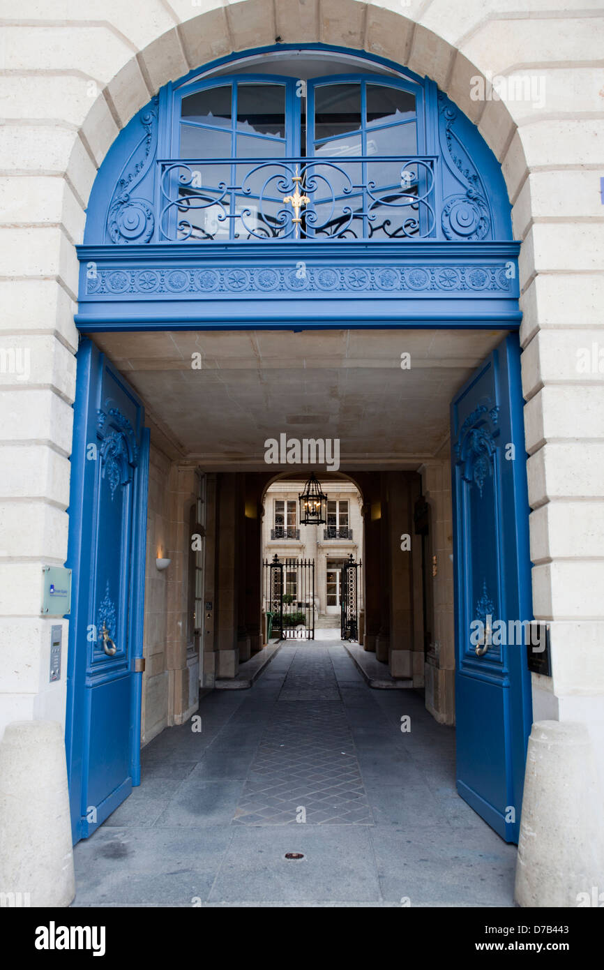 Porte bleue en ancien palace de la Place Vendôme, Paris, France Photo Stock  - Alamy