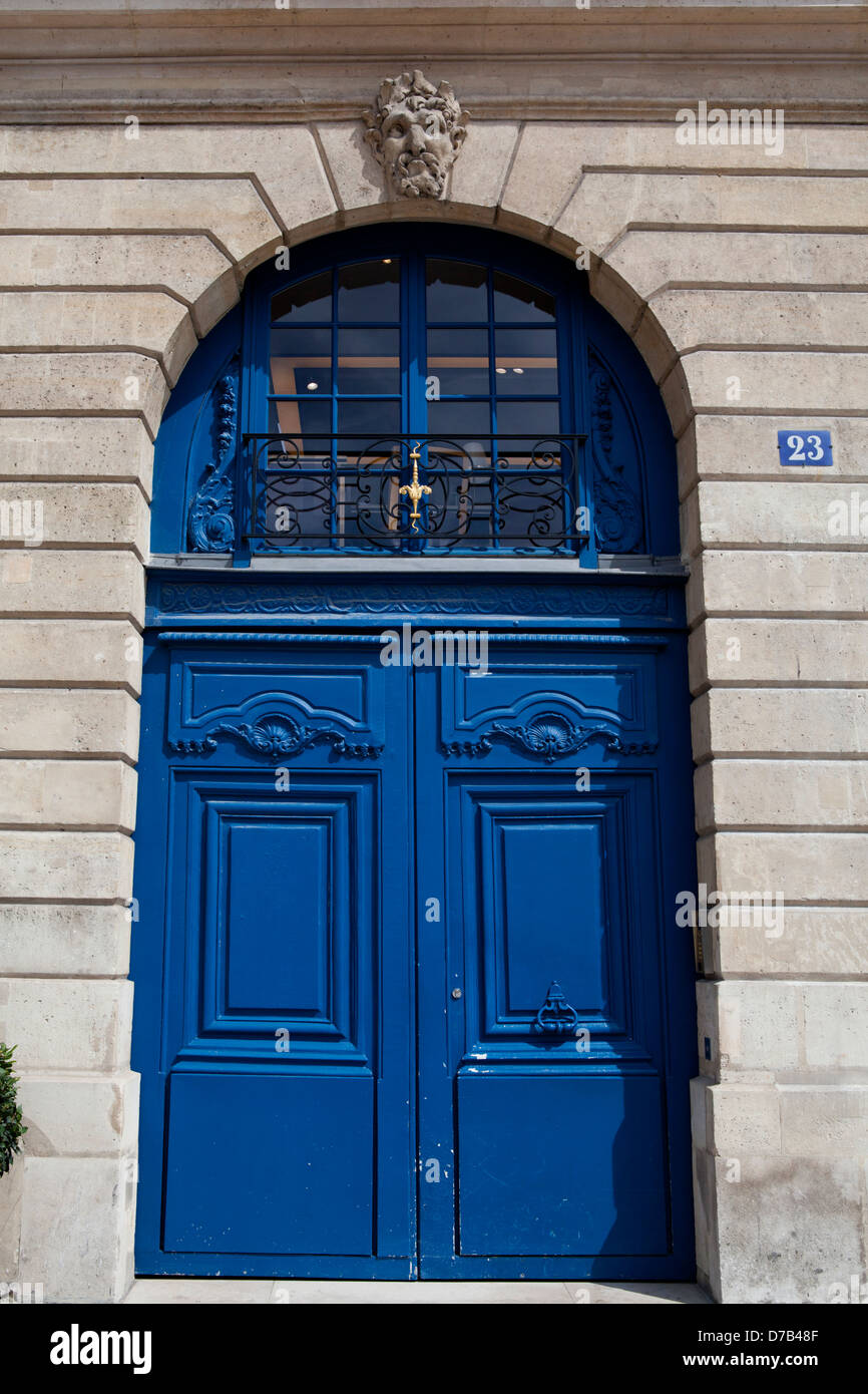 Porte bleue de la Place Vendôme à Paris, France Photo Stock - Alamy