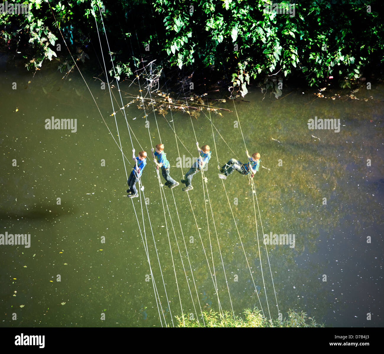 Un garçon est l'escalade sur la rivière Alzette, Luxembourg, Europe, géré numérique Banque D'Images