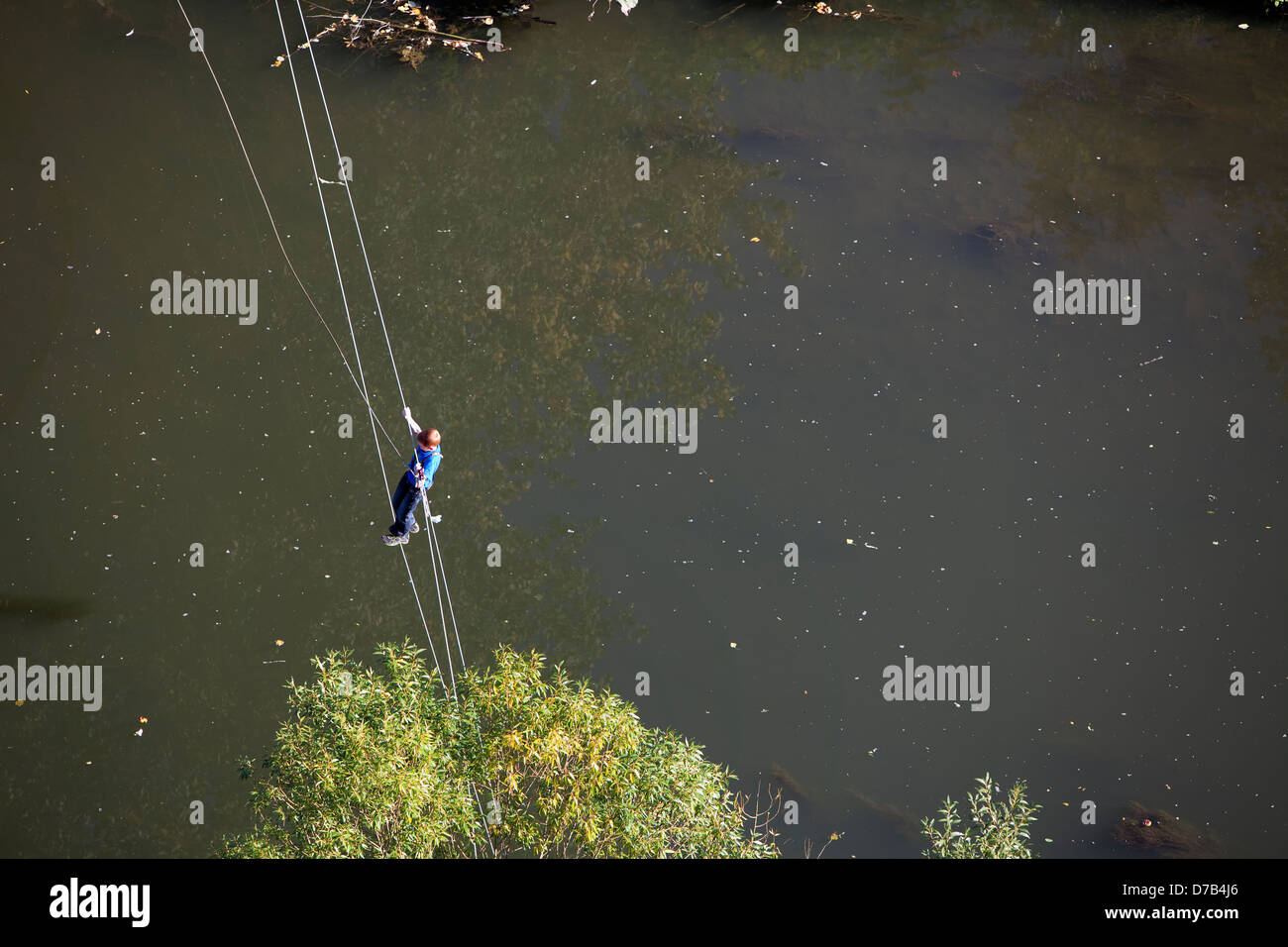 Un garçon est l'escalade sur la rivière Alzette, Luxembourg, Europe Banque D'Images