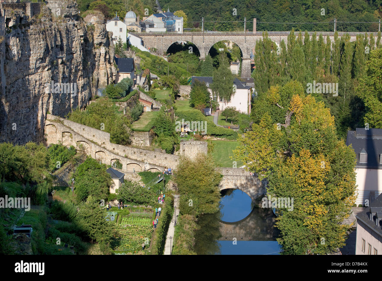 Vue sur l'Alzette avec jardins, Grund, la basse-ville, Luxembourg, Europe Banque D'Images