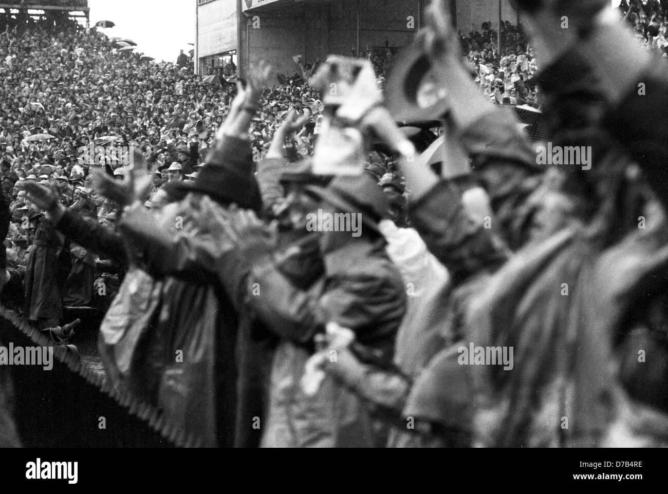 Les spectateurs allemands lèvent la main et jubilate. L'équipe nationale de football allemande a remporté la finale du championnat du monde à Berne contre la Hongrie le 4 juillet en 1954. Banque D'Images