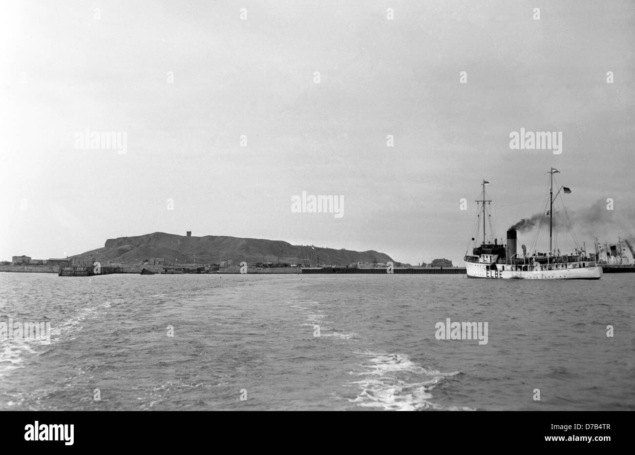 Premiers navires peuvent à nouveau tirer au port de Heligoland le 1er mars 1952. Ce jour, l'île de Helgoland a été rendu par le gouvernement britannique à l'Allemagne après être devenue une cité interdite, dead zone et secteur d'entraînement de la bombe de l'armée de l'air britannique après un bombardement pendant la Seconde Guerre mondiale et une énorme explosion. Banque D'Images