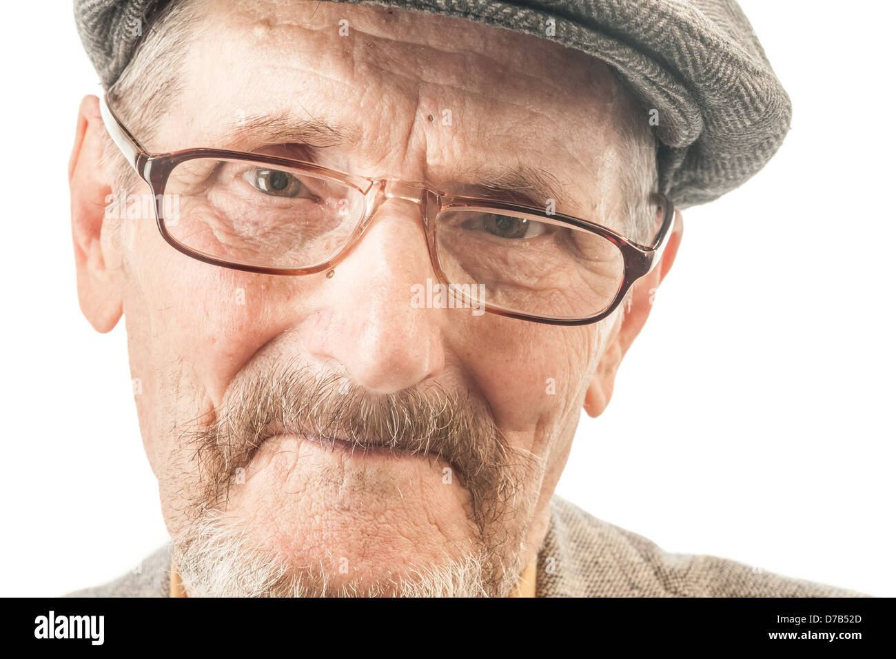 Portrait d'un vieil homme avec des lunettes et un chapeau Banque D'Images