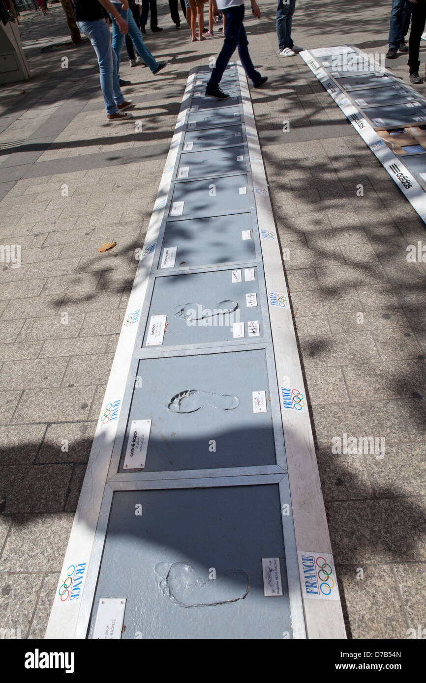Adidas walk of fame sur les Champs Elysées à Paris. Les athlètes olympiques  pieds imprime dans le béton. France Photo Stock - Alamy