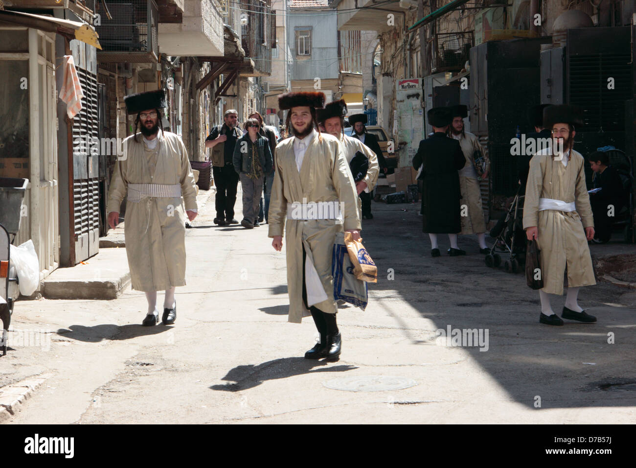 Hassidim dans une ruelle à Mea Shearim, Jérusalem Banque D'Images