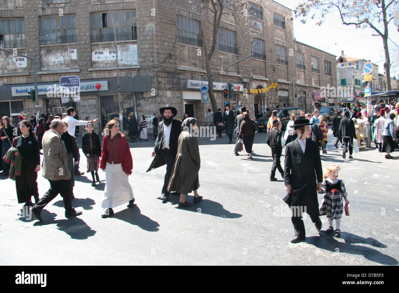 Les gens crossing road à Mea Shearim, à Jérusalem (2005) Banque D'Images