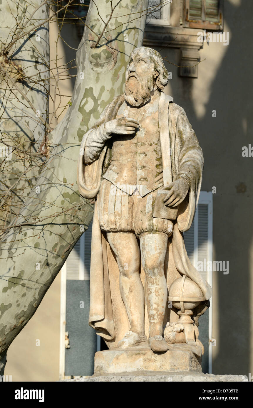 Statue ou sculpture de l'astrologue Michel de Notramame ou Nostradamus (1503-1566) portant salon de vêtements médiéval-de-Provence Provence France Banque D'Images