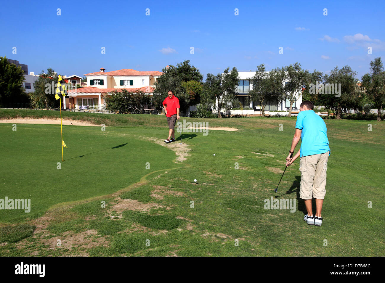 Des golfeurs sur le parcours de golf Beloura à Cascais, ville proche de Lisbonne, Estremadura, région Riviera portugaise, le Portugal, l'Europe. Banque D'Images