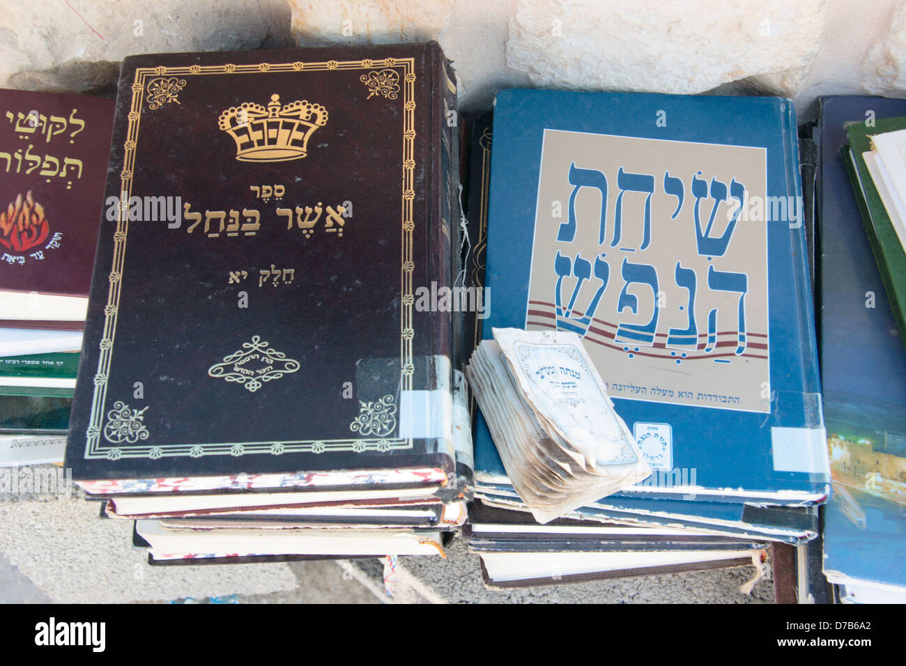 Livres de prière sur la tombe du rabbin juste sion benayahu ben yehoyada dans biriya, Galilée Banque D'Images