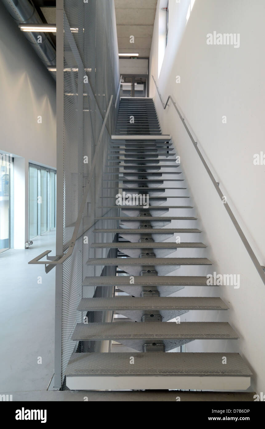 Escalier intérieur Musée et galerie d'art FRAC (2013) Marseille par Kengo Kuma Marseille Provence France Banque D'Images