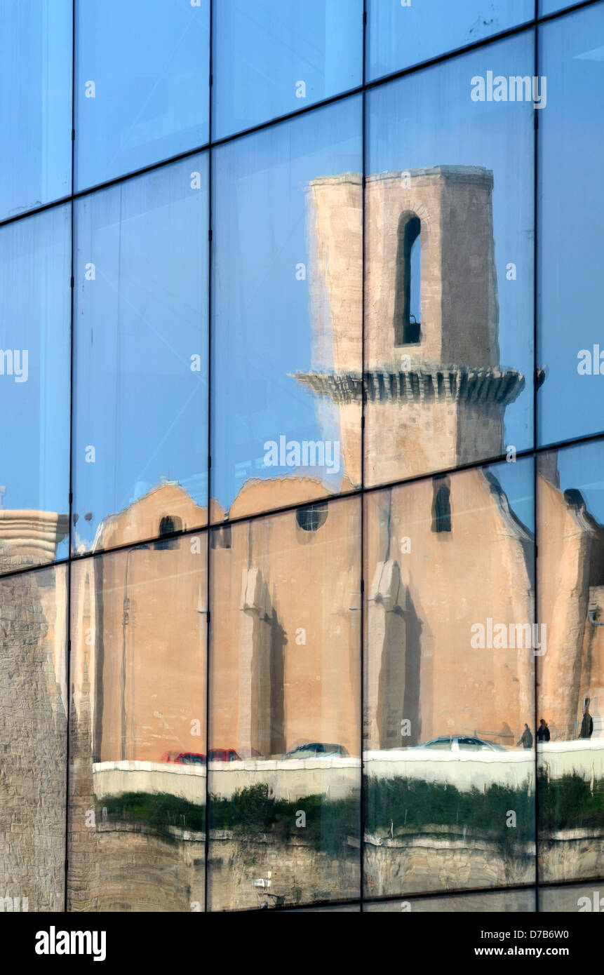 Beffroi ou clocher de l'église Saint-Laurent ou Saint-Laurent, reflété dans miroir du Musée MUCEM Marseille Provence France Banque D'Images