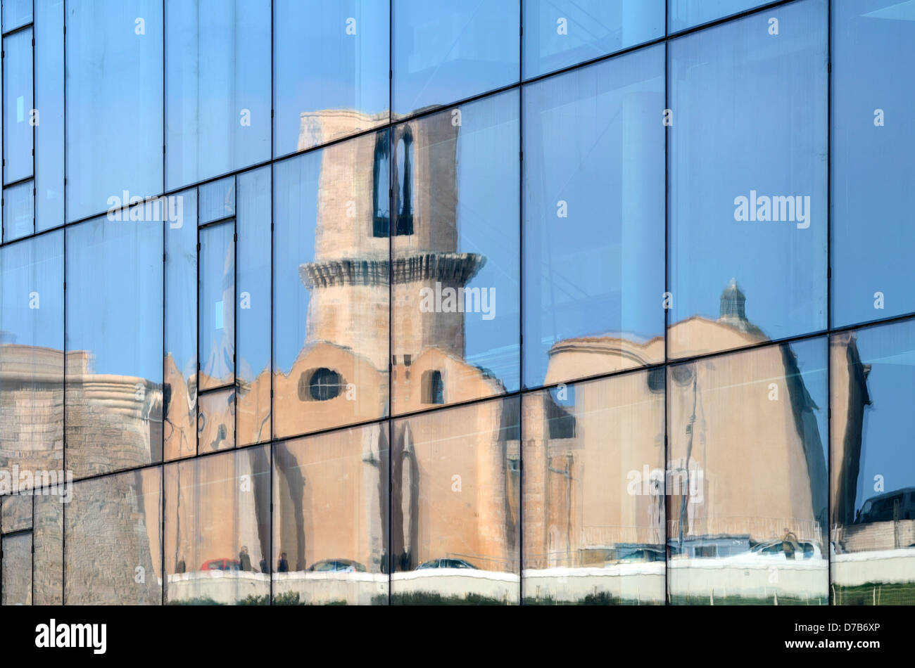 Église Saint-Laurent reflétée dans le miroir du musée MUCEM conçu par Rudy Ricciotti Marseille Provence France Banque D'Images