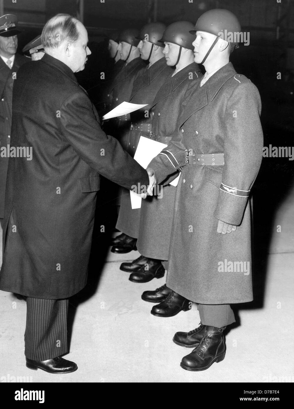 Le ministre allemand de la défense, Theodor Blank (l) les mains sur les lettres de nomination le 9 janvier en 1956 pour les premiers soldats de la foce de l'air, qui va commencer un cours de formation de douze semaines dans la première caserne de la nouvelle force aérienne de l'Allemagne à Nörvenich. Banque D'Images