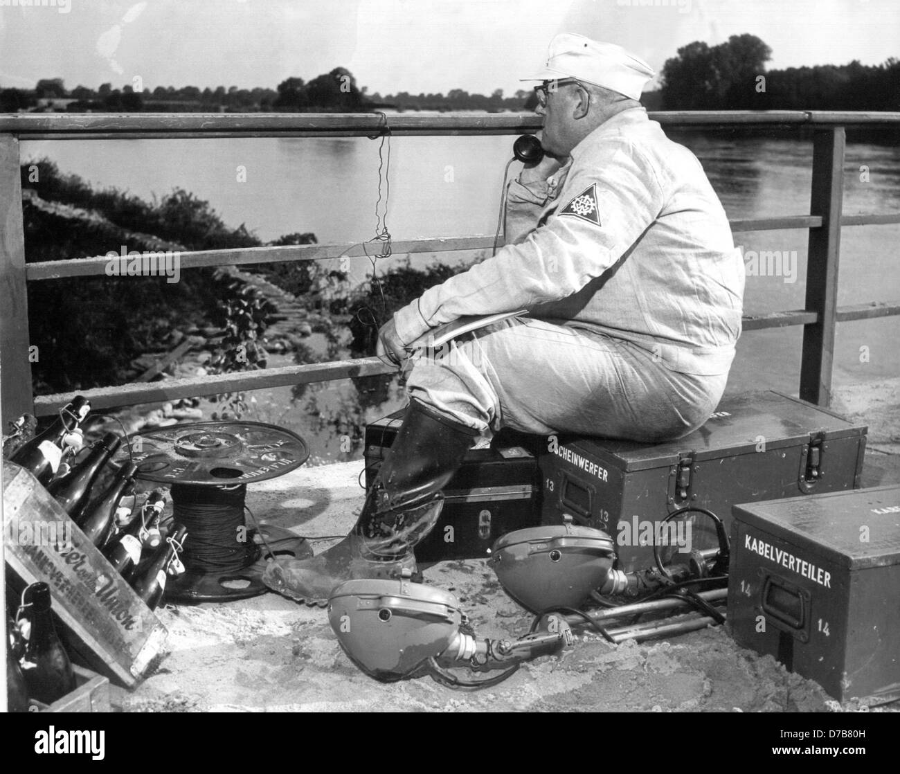 Chef d'un groupe de travail de l'Agence fédérale pour l'aide technique (THW) coordonne les actions le 20 juillet en 1956 pour enregistrer 5 000 acres de céréales, d'une inondation. Banque D'Images