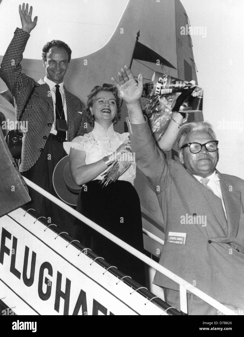 Veit Harlan (avant), son épouse Kristina Söderbaum, Swedish-German sctress, et l'acteur Paul Miller peu avant leur départ pour le Japon à l'aéroport de Munich le 2 septembre en 1954. Veit Harlan a été fortement critiquée en raison de ses films de propagande et est accusé de crimes contre l'humanité. Jusqu'à son acquittement en 1950, il n'était pas autorisé à réaliser des films. Banque D'Images