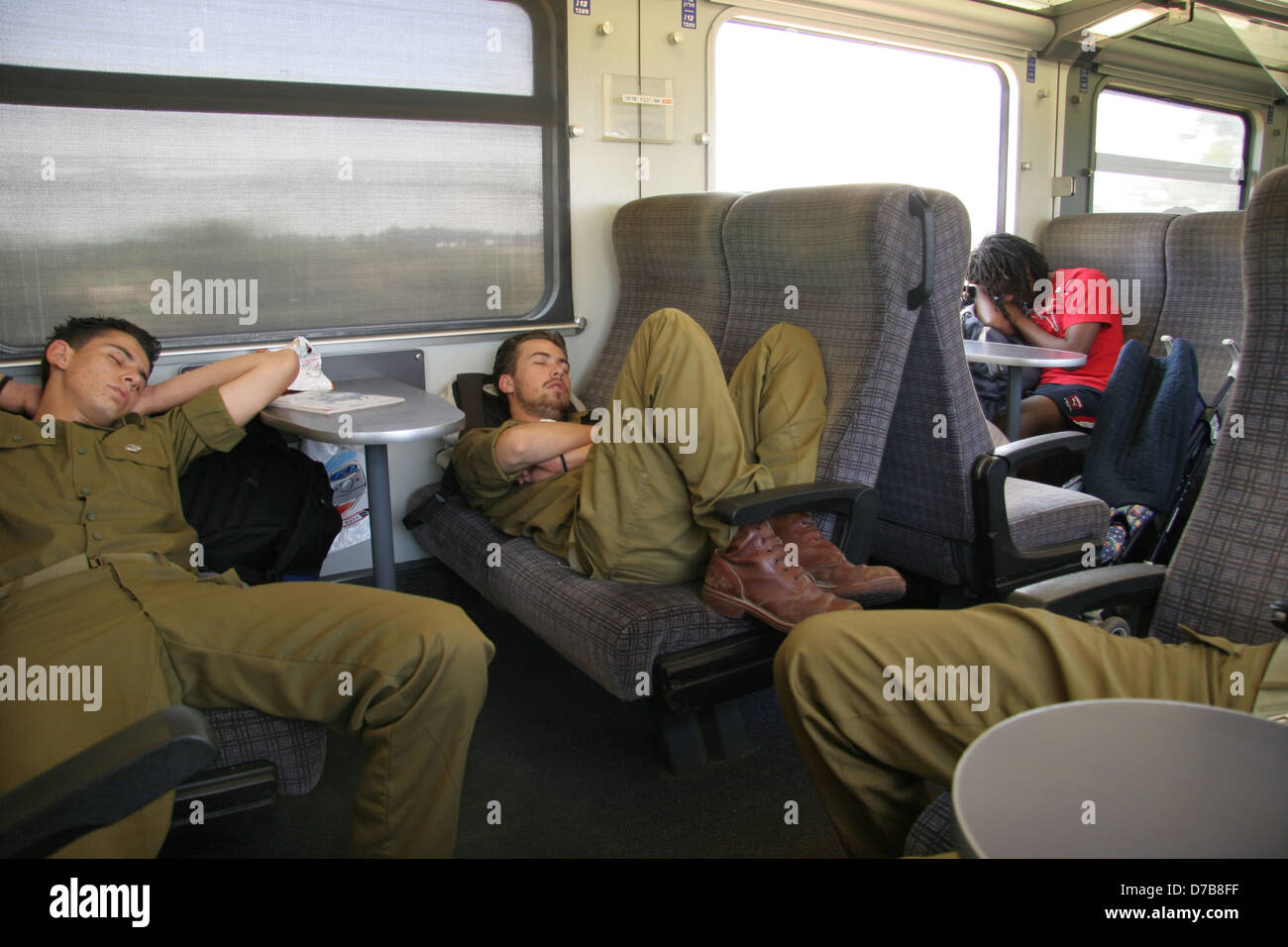 Soldats endormis dans un train Banque D'Images