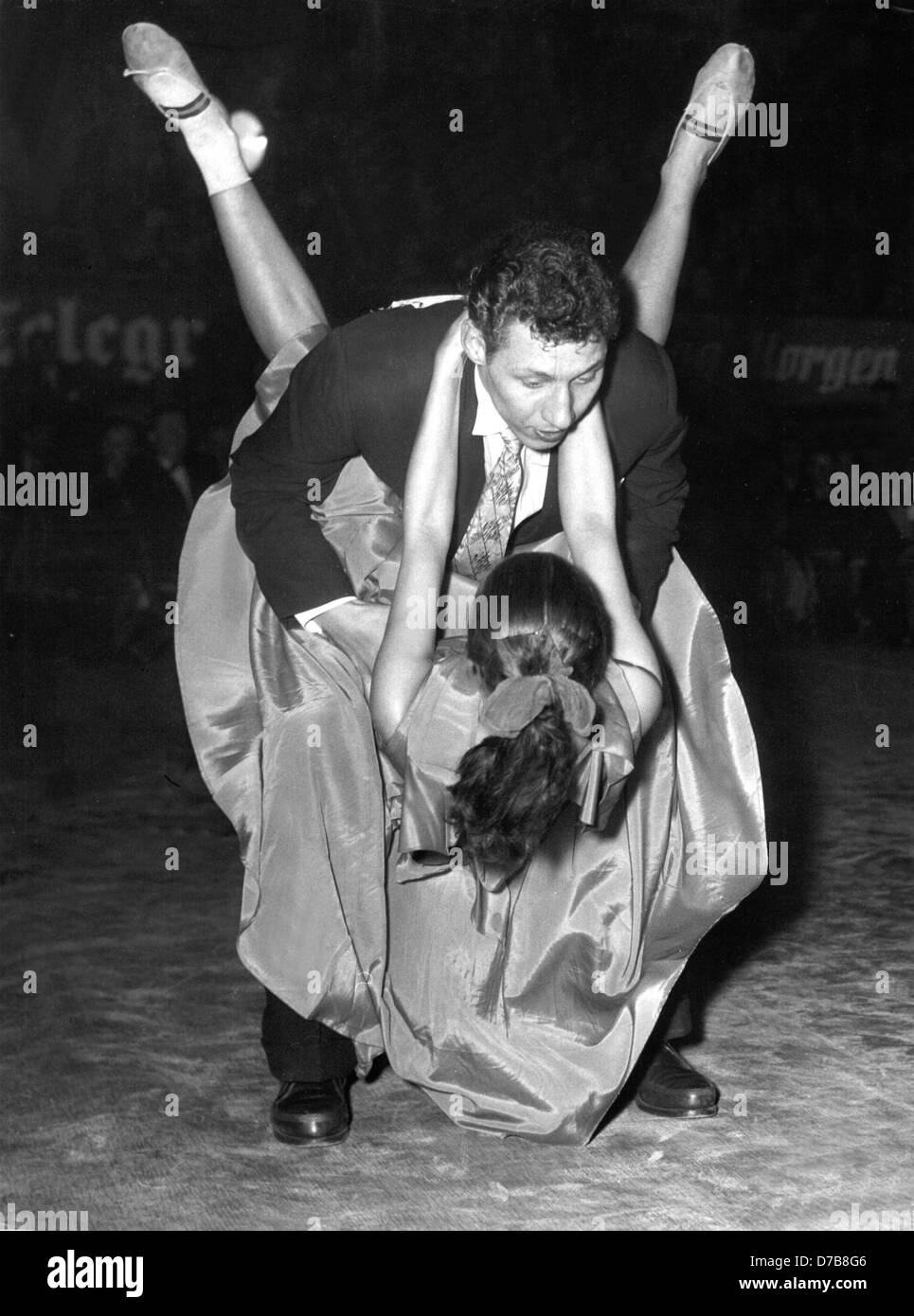 L'un des couples gagnant en action le 14 décembre en 1952. Fans de jazz vu les championnats du monde de danse Jitterbug Boogie-Woogie le 14 décembre en 1952. Banque D'Images