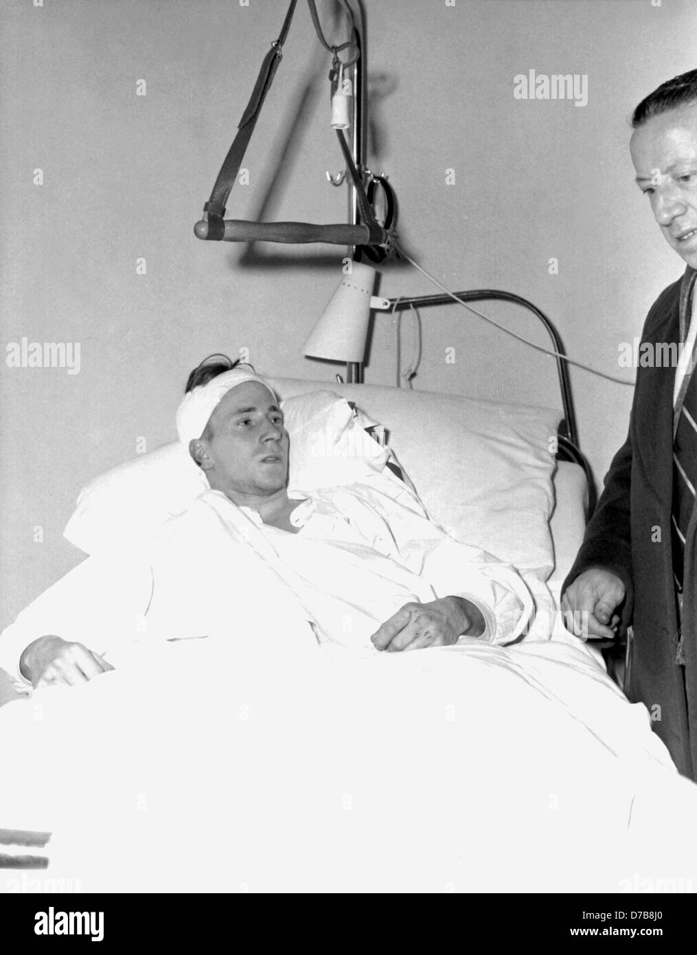 Blessé Bobby Charlton réside dans son lit à l'hôpital de Munich (photo non datée de février 1958). Peu après le départ de Munich, le type d'avion britannique 'BEA-Elizabethan' avec quarante-quatre passagers à bord s'est écrasé dans une maison et s'est cassé en deux le 7 février en 1958. Vingt-et-une personnes sont mortes, dont 11 membres du club de football britannique Manchester United. Banque D'Images