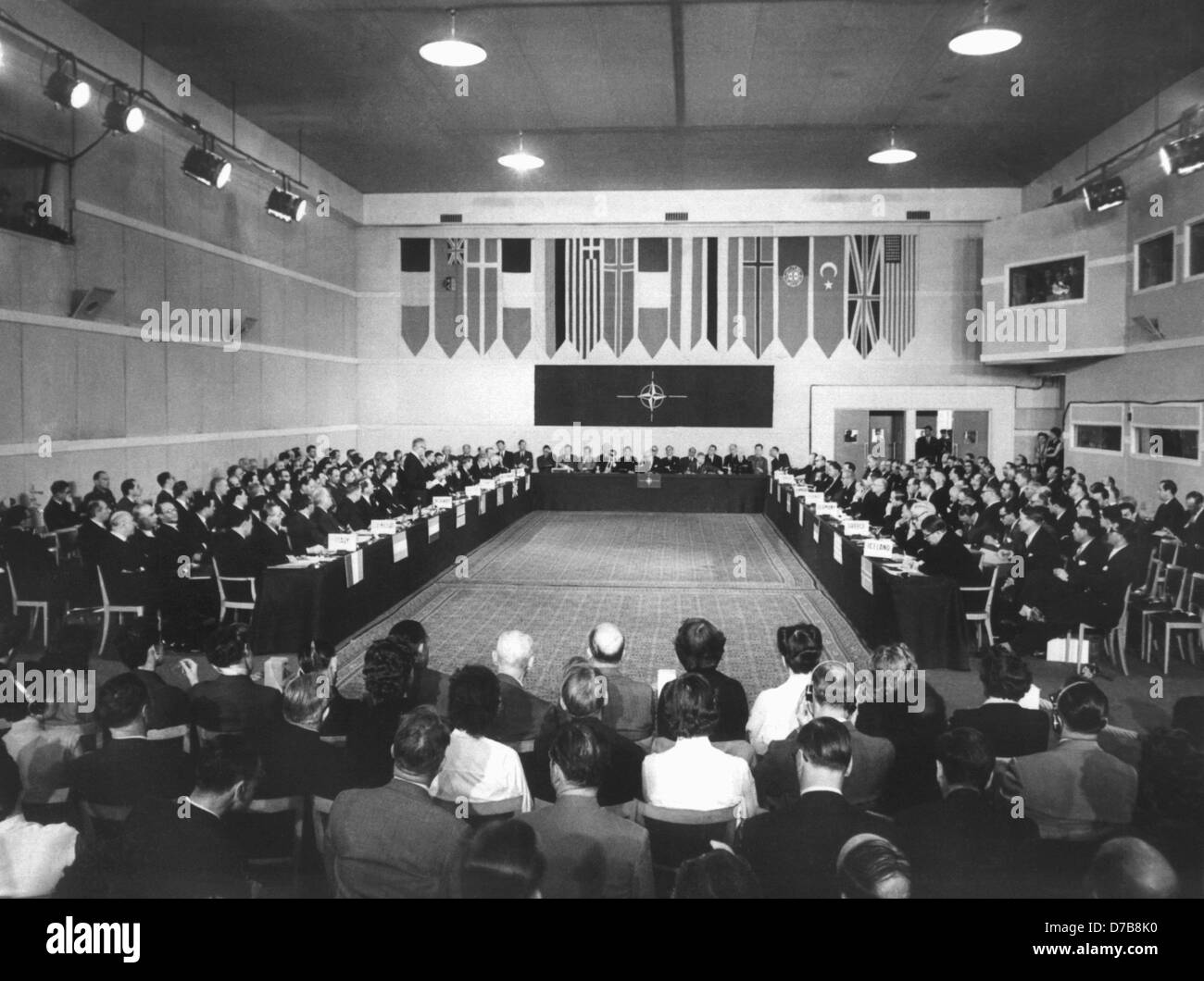 Vue de la salle de réunion au Palais de Chaillot, près de Paris, où la République fédérale d'Allemagne a été prise dans l'OTAN le 9 mai en 1955. Banque D'Images