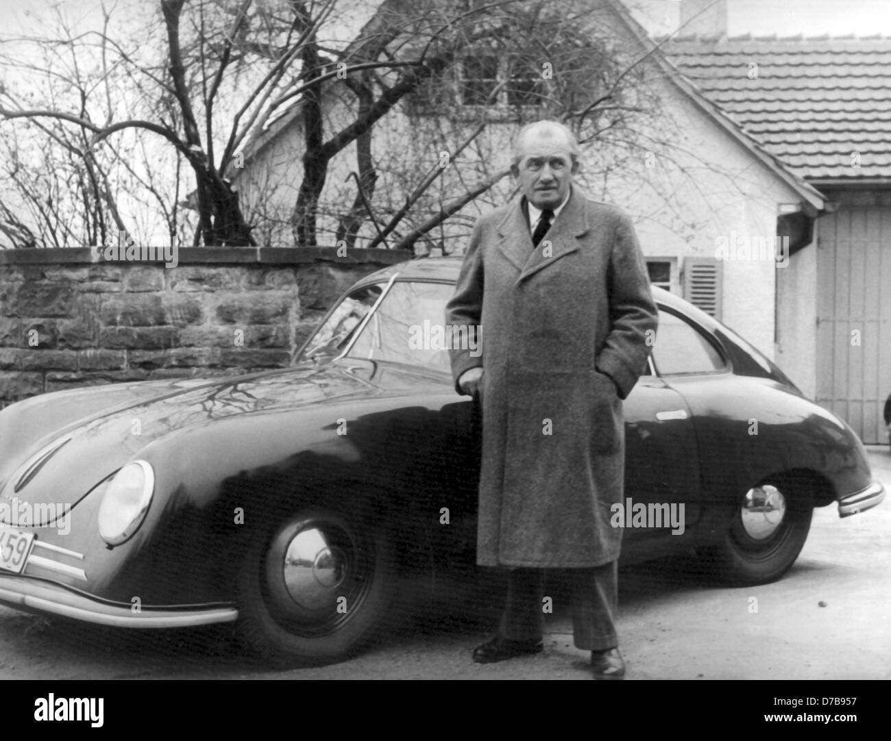 Le Professeur Dr. Ferdinand Porsche en face de sa Porsche racé en face de sa maison le 27 mars en 1950. Banque D'Images