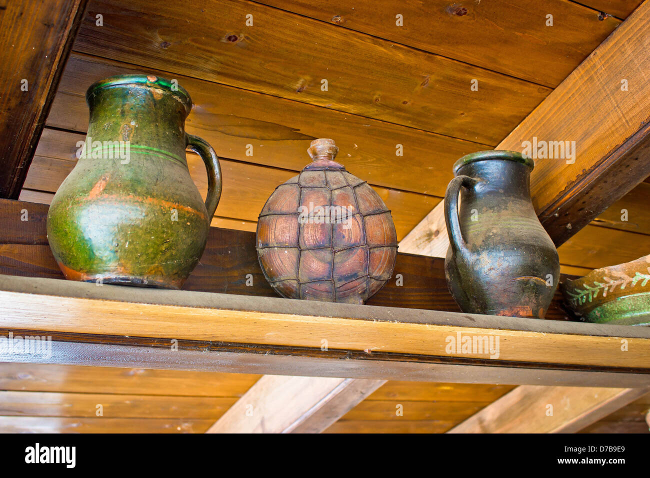 Deux pots en cuivre et de cantine sur fond de bois Banque D'Images