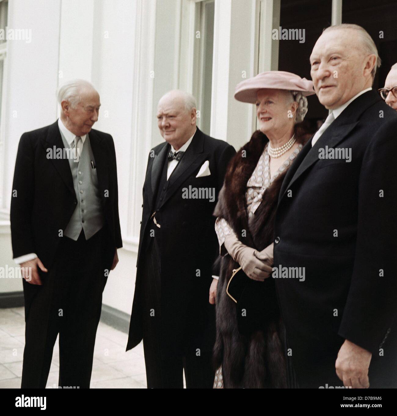 L'ancien premier ministre britannique, Sir Winston Churchill (2e de gauche) et son épouse Clémentine (2e de droite) sont accueillis par le chef de l'état Theodor Heuss (l) et le chancelier allemand Konrad Adenauer (r) dans la Villa Hammerschmidt à Bonn le 11 mai en 1956. Banque D'Images
