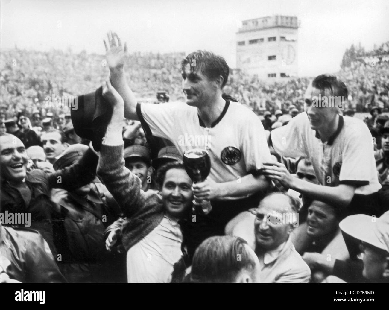 joueur-de-football-allemand-fritz-walter-c-tenant-la-tasse-dans-ses-mains-et-horst-eckel-r-sont-menees-sur-les-epaules-de-leurs-fans-apres-l-equipe-allemande-a-remporte-le-dernier-match-face-a-la-hongrie-lors-de-la-coupe-du-monde-1954-a-berne-en-suisse-le-4-juillet-en-1954-d7b9md.jpg