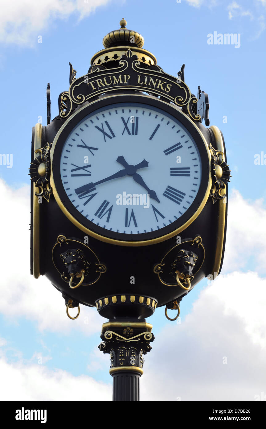 Une horloge décorative marque l'entrée de l'atout de Donald's golf course dans l'Aberdeenshire, en Écosse. Banque D'Images