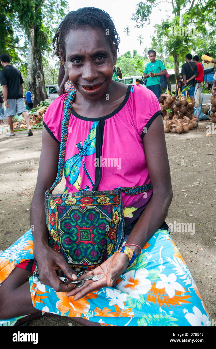 Femme vendeur au marché de produits nouveaux, Kavieng, Irlande, PNG. Ses dents et bouche rougie résulter de mâcher de la noix de bétel. Banque D'Images