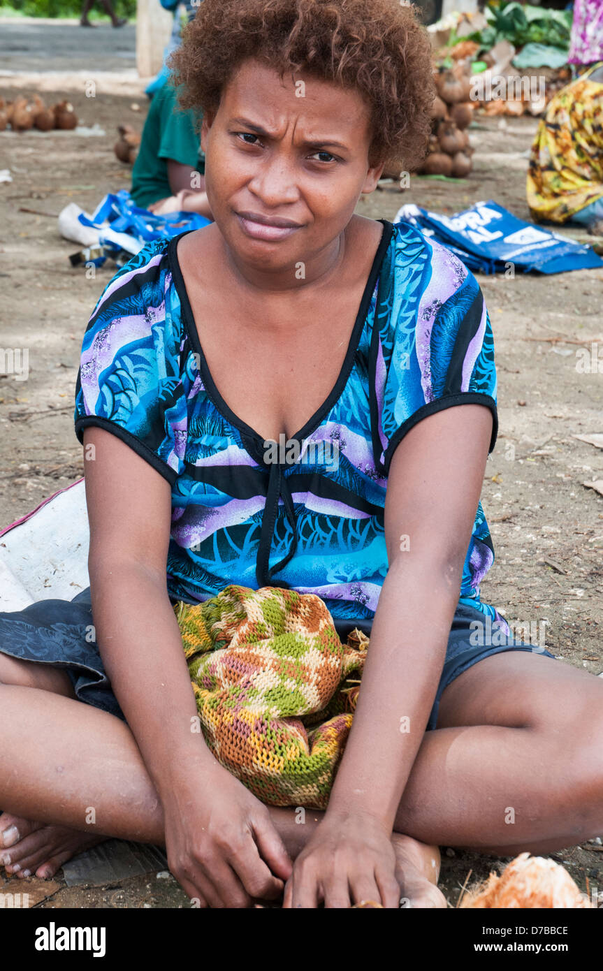 Femme vendeur au marché de produits nouveaux, Kavieng, Irlande, PNG Banque D'Images