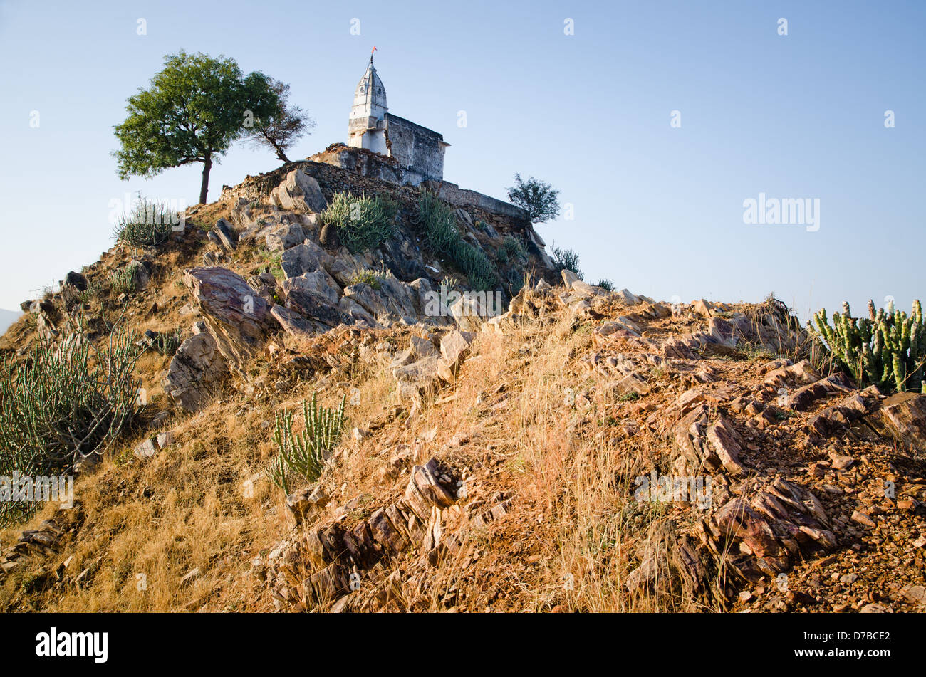 Temple solitaire sur rocky mountaintop, Pushkar, Rajasthan, Inde. Banque D'Images