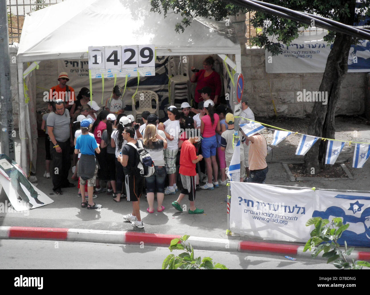 Les enfants visitant kidnappé Gilad Shalit protestation permanente hut à Jérusalem (mai 2010) Banque D'Images